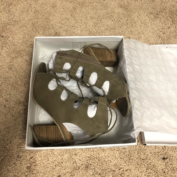 Steve Madden Bleu heels - Picture 2 of 8